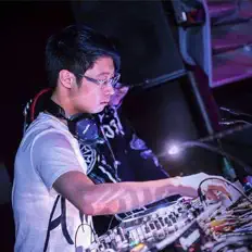 收听 Zvertikal、观看音乐视频、阅读小传、查看巡演日期等 ！