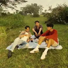 聆聽 E.A.S.Y.、觀看音樂影片、閱讀小傳、查看巡演日期等！