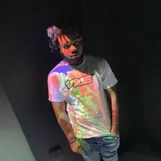 聆聽 LiL AVE、觀看音樂影片、閱讀小傳、查看巡演日期等！