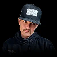 Ascolta undefined, guarda video musicali, leggi la biografia, vedi le date del tour & altro!