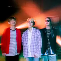 聆聽 C SQUARED、觀看音樂影片、閱讀小傳、查看巡演日期等！