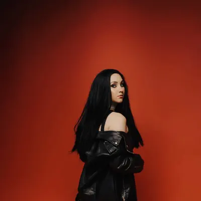聆聽 REBEL、觀看音樂影片、閱讀小傳、查看巡演日期等！