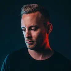 收听 Revelz、观看音乐视频、阅读小传、查看巡演日期等 ！