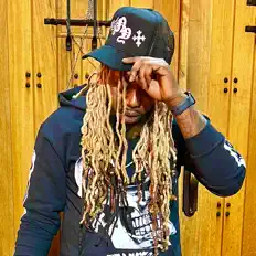 聆聽 Hotboy Mula、觀看音樂影片、閱讀小傳、查看巡演日期等！