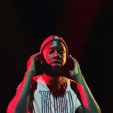 Lagum the Rapperを聴いたり、ミュージックビデオを鑑賞したり、経歴やツアー日程などを確認したりしましょう！