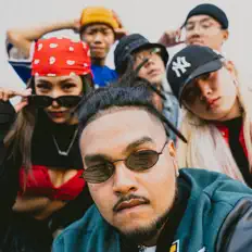 聆聽 Brisk Timos、觀看音樂影片、閱讀小傳、查看巡演日期等！