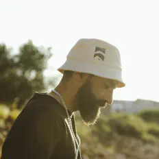 iZem을(를) 듣고, 뮤직 비디오를 보고, 약력을 읽고, 투어 일정 등을 확인하세요!