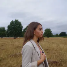 Posłuchaj wykonawcy Courtney Jade, obejrzyj teledyski, przeczytaj biografię, zobacz daty tras koncertowych i nie tylko!