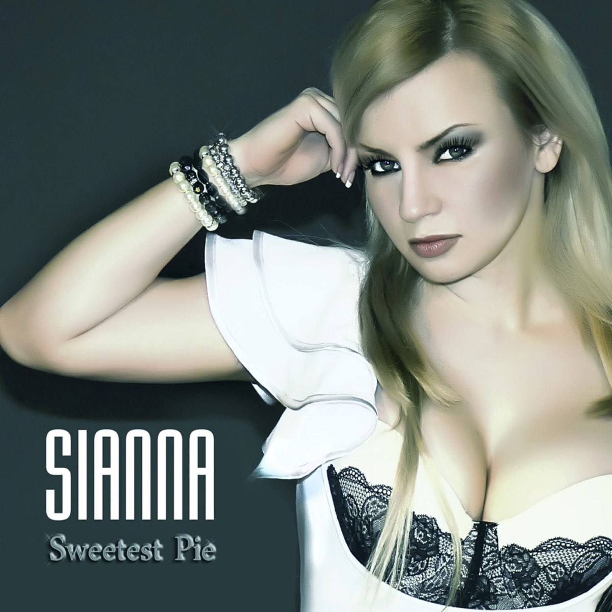 Сладко слушать. Sianna певица. DJ Layla Sianna группа. Sianna биография певица. Фото Radu Sirbu & Sianna.