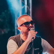 Poslechněte si interpreta Jolle, sledujte hudební videa, přečtěte si životopis, podívejte se na data turné a další informace.