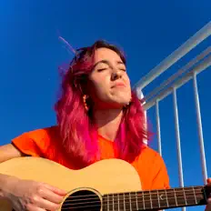 Ellie Finnertyを聴いたり、ミュージックビデオを鑑賞したり、経歴やツアー日程などを確認したりしましょう！