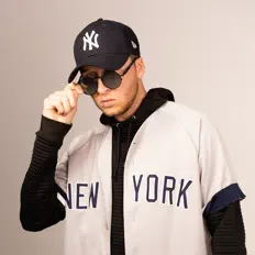 2ucciを聴いたり、ミュージックビデオを鑑賞したり、経歴やツアー日程などを確認したりしましょう！