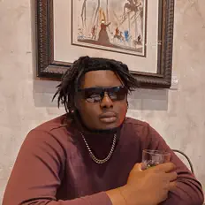 聆聽 34woah、觀看音樂影片、閱讀小傳、查看巡演日期等！