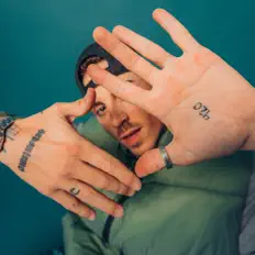 Ouça Tjota, assista a videoclipes, leia a biografia, veja as datas das turnês e mais!