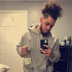 Hör dir FVIRCHILD an, schau dir Musikvideos an, lies die Biografie, finde Tourdaten und mehr!