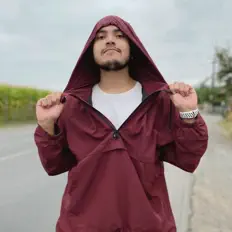 Poslechněte si interpreta MOLIN4, sledujte hudební videa, přečtěte si životopis, podívejte se na data turné a další informace.