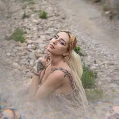 Ακούστε περιεχόμενο από Hannah Uzi, παρακολουθήστε μουσικά βίντεο, διαβάστε το βιογραφικό, δείτε ημερομηνίες περιοδείας, και πολλά ακόμη!
