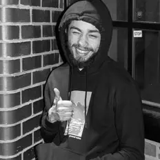 聆聽 Vici、觀看音樂影片、閱讀小傳、查看巡演日期等！