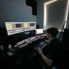 Poslechněte si interpreta n4tee, sledujte hudební videa, přečtěte si životopis, podívejte se na data turné a další informace.