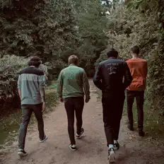 聆聽 Hideout、觀看音樂影片、閱讀小傳、查看巡演日期等！