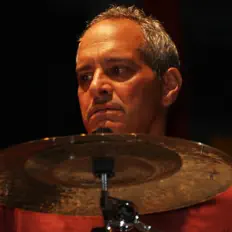 Dengarkan Robby Ameen, tonton video musik, baca bio, lihat tanggal tur & lainnya!