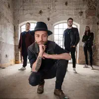 Escucha a undefined, mira videos musicales, lee su biografía, consulta las fechas de las gira y más.