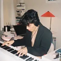 undefined dinle, müzik videolarını izle, biyografisini oku, tur tarihlerini ve daha fazlasını gör!