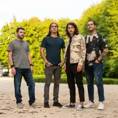 Pellerossa सुनें, म्यूज़िक वीडियो देखें, बायो पढ़ें, दौरे की तारीखें और बहुत कुछ देखें!