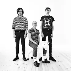 Hör dir Tüsn an, schau dir Musikvideos an, lies die Biografie, finde Tourdaten und mehr!