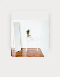 Hör dir Daphne Emily an, schau dir Musikvideos an, lies die Biografie, finde Tourdaten und mehr!