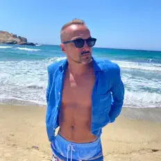 Vaneverを聴いたり、ミュージックビデオを鑑賞したり、経歴やツアー日程などを確認したりしましょう！