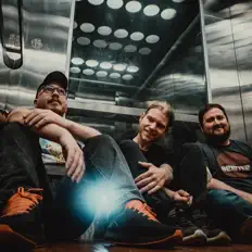 聆聽 Sports Reference、觀看音樂影片、閱讀小傳、查看巡演日期等！