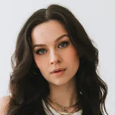 Escucha a Caroline Hat, mira vídeos musicales, lee la biografía, consulta fechas de giras y mucho más.