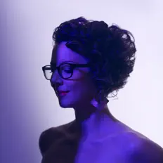 聆聽 The Librarian、觀看音樂影片、閱讀小傳、查看巡演日期等！