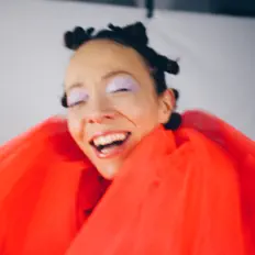 Dengarkan Elodie Rama, tonton video musik, baca bio, lihat tanggal tur & lainnya!