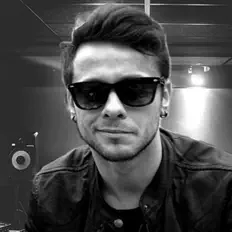 Poslechněte si interpreta Onur Tunca, sledujte hudební videa, přečtěte si životopis, podívejte se na data turné a další informace.