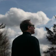 Andrew Maxwell Morrisを聴いたり、ミュージックビデオを鑑賞したり、経歴やツアー日程などを確認したりしましょう！