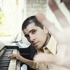 Rameを聴いたり、ミュージックビデオを鑑賞したり、経歴やツアー日程などを確認したりしましょう！