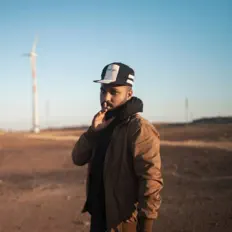 Black Jokerを聴いたり、ミュージックビデオを鑑賞したり、経歴やツアー日程などを確認したりしましょう！