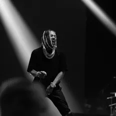 Escucha a The Voice, mira videos musicales, lee su biografía, consulta las fechas de las gira y más.
