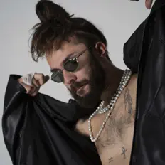 Hör dir Mura an, schau dir Musikvideos an, lies die Biografie, finde Tourdaten und mehr!