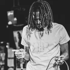 聆聽 Maxi Maxx、觀看音樂影片、閱讀小傳、查看巡演日期等！