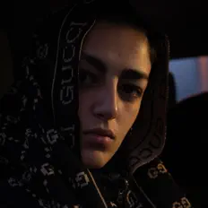 Poslechněte si interpreta Huda, sledujte hudební videa, přečtěte si životopis, podívejte se na data turné a další informace.