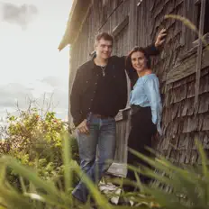 Listen to Alex et Caro, watch music videos, read bio, see tour dates & more!