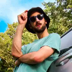 Poslechněte si interpreta Midnight Harbor, sledujte hudební videa, přečtěte si životopis, podívejte se na data turné a další informace.