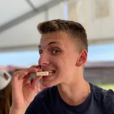 聆聽 J. Pink、觀看音樂影片、閱讀小傳、查看巡演日期等！