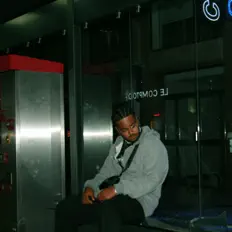 聆聽 Tkun、觀看音樂影片、閱讀小傳、查看巡演日期等！