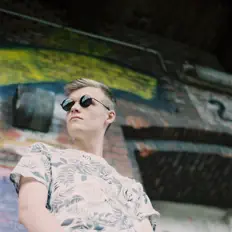 Posłuchaj wykonawcy WAID, obejrzyj teledyski, przeczytaj biografię, zobacz daty tras koncertowych i nie tylko!