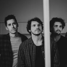 Dengarkan Núñez y los Escapistas, tonton video musik, baca bio, lihat tanggal tur & lainnya!