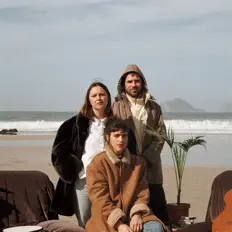 聆聽 Caldo、觀看音樂影片、閱讀小傳、查看巡演日期等！